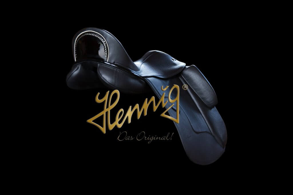 Auf schwarzem Hintergrund ist ein Dressursattel zu sehen, darüber das Logo der Sattlerei Hennig - das Original!